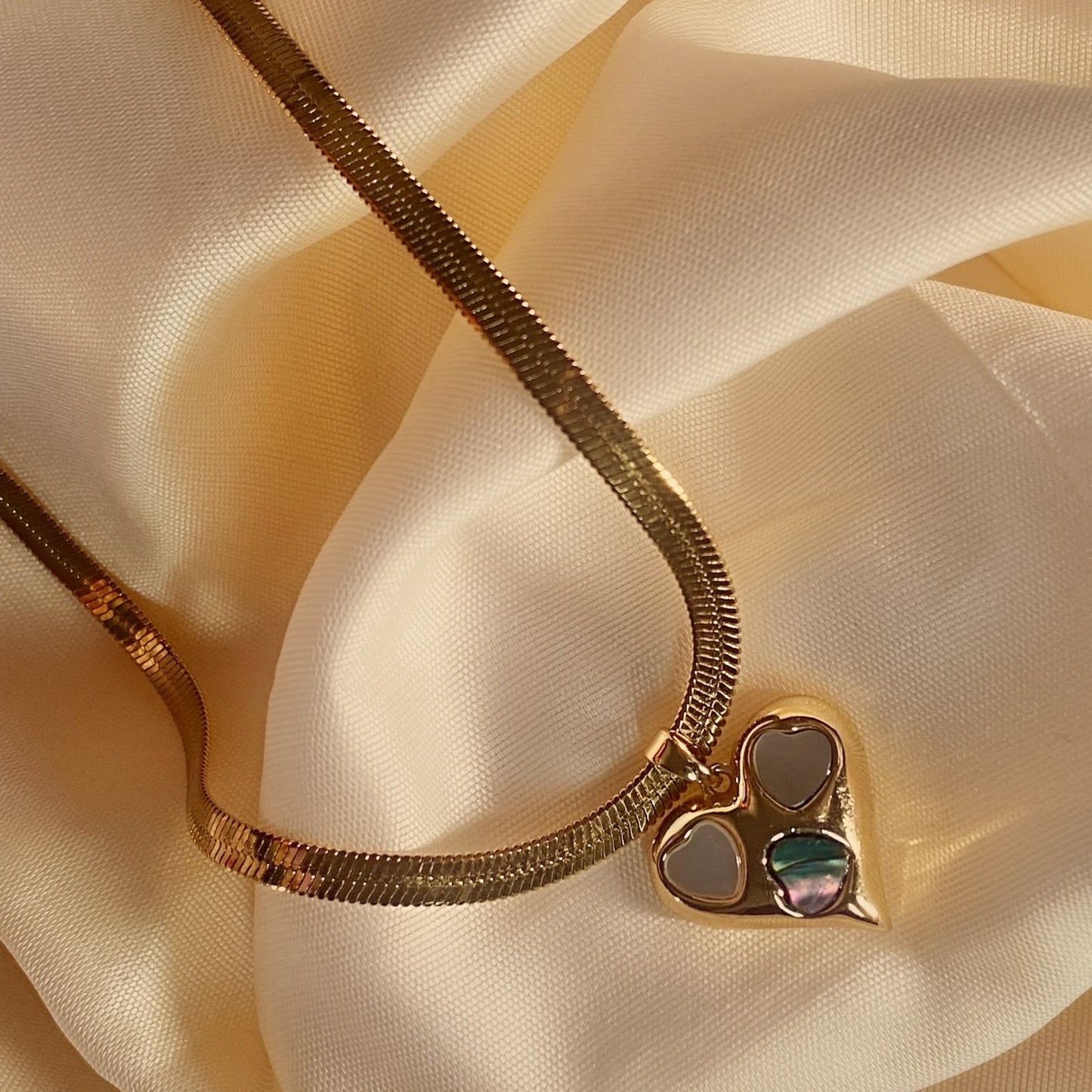 18k gold necklace, waterproof chain necklace, women necklace, heart necklace, antitarnish jewellery, affordable jewellery, luxury jewels, hypoallergenic, skin safe jewels, girls jewellery, women jewellery, office wear, statement pieces, casual wear, bold look jewellery