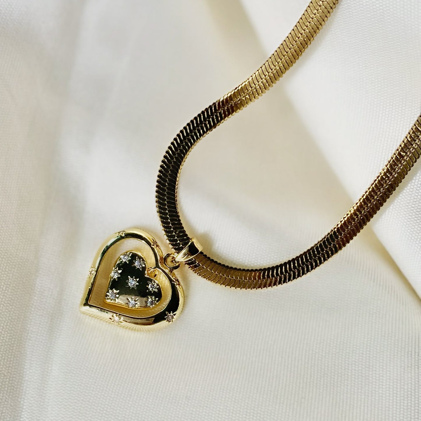 antitarnish necklace, antitarnish chain, waterproof jewellery, girls accessories, heart pendant, heart chain, heart necklace, glitter pendant, palmonas jewellery, gold palted jewellery, luxury, every day wear, jewellery, trending jewellery, daily wear, affordable jewels, timeless jewels, pintrest jewels