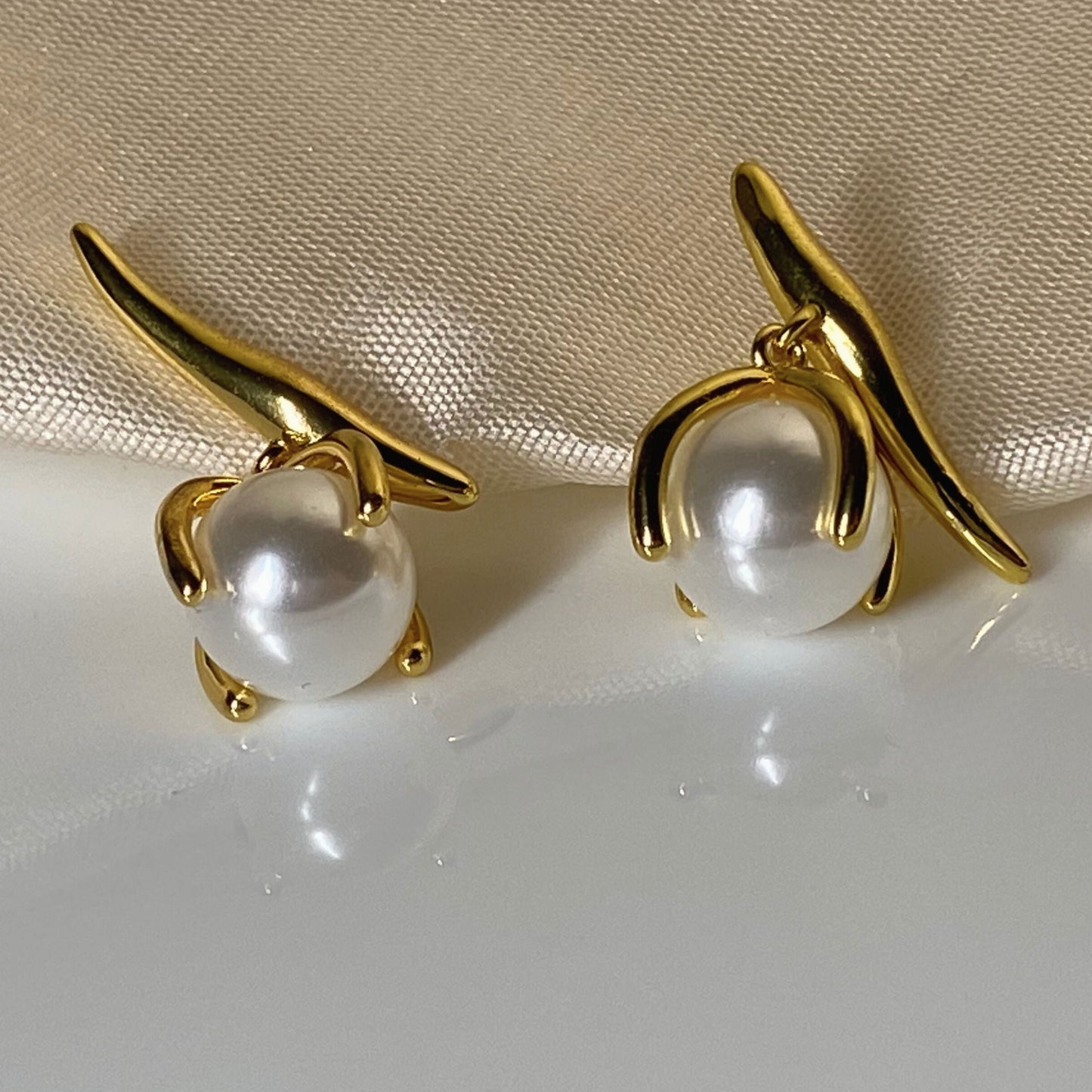 pearl earring, women earring, anti-tarnish, waterproof, luxury jewels, affordable luxury, jewellery, anniversary gift, daily wear, office wear, gold plated, stainless steel material, timeless jewells