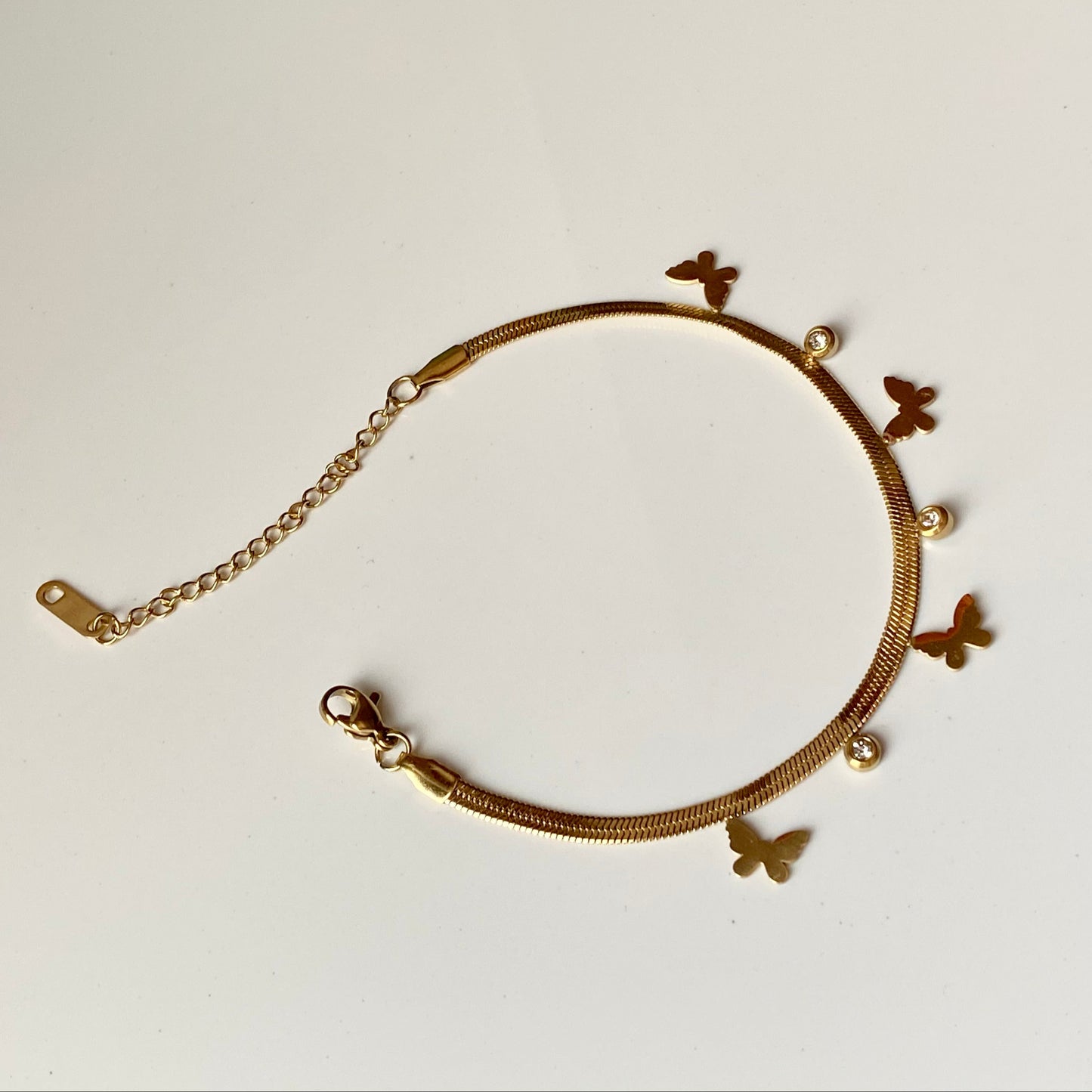 18k gold bracelet, waterproof bracelet, women bracelet, heart bracelet, antitarnish jewellery, affordable jewellery, luxury jewels, hypoallergenic, skin safe jewels, girls jewellery, women jewellery, office wear, statement pieces, casual wear