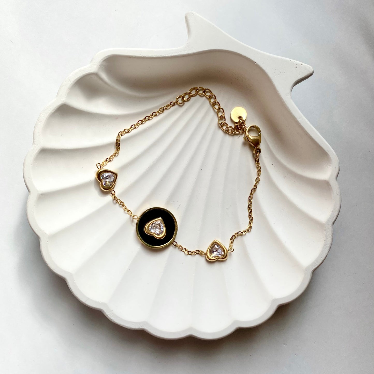 18k gold bracelet, waterproof bracelet, women bracelet, heart bracelet, antitarnish jewellery, affordable jewellery, luxury jewels, hypoallergenic, skin safe jewels, girls jewellery, women jewellery, office wear, statement pieces, casual wear