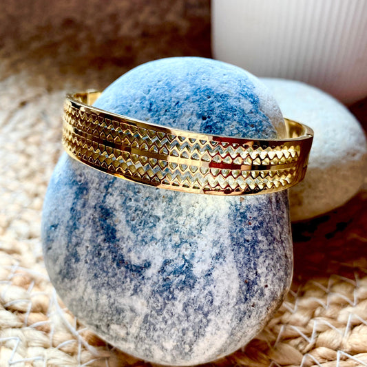 interacted design bangle, anti tarnish bangle. antitarnish bracelet, 18k gold plated bangle, palmonas bangle, waterproof bangle bracelet, women jewellery, daily wear bangle, skin safe jewellery, waterproof jewellery, timeless jewels, trending jewels, party wear, occasional wear golden jewellery, statement jewellery 