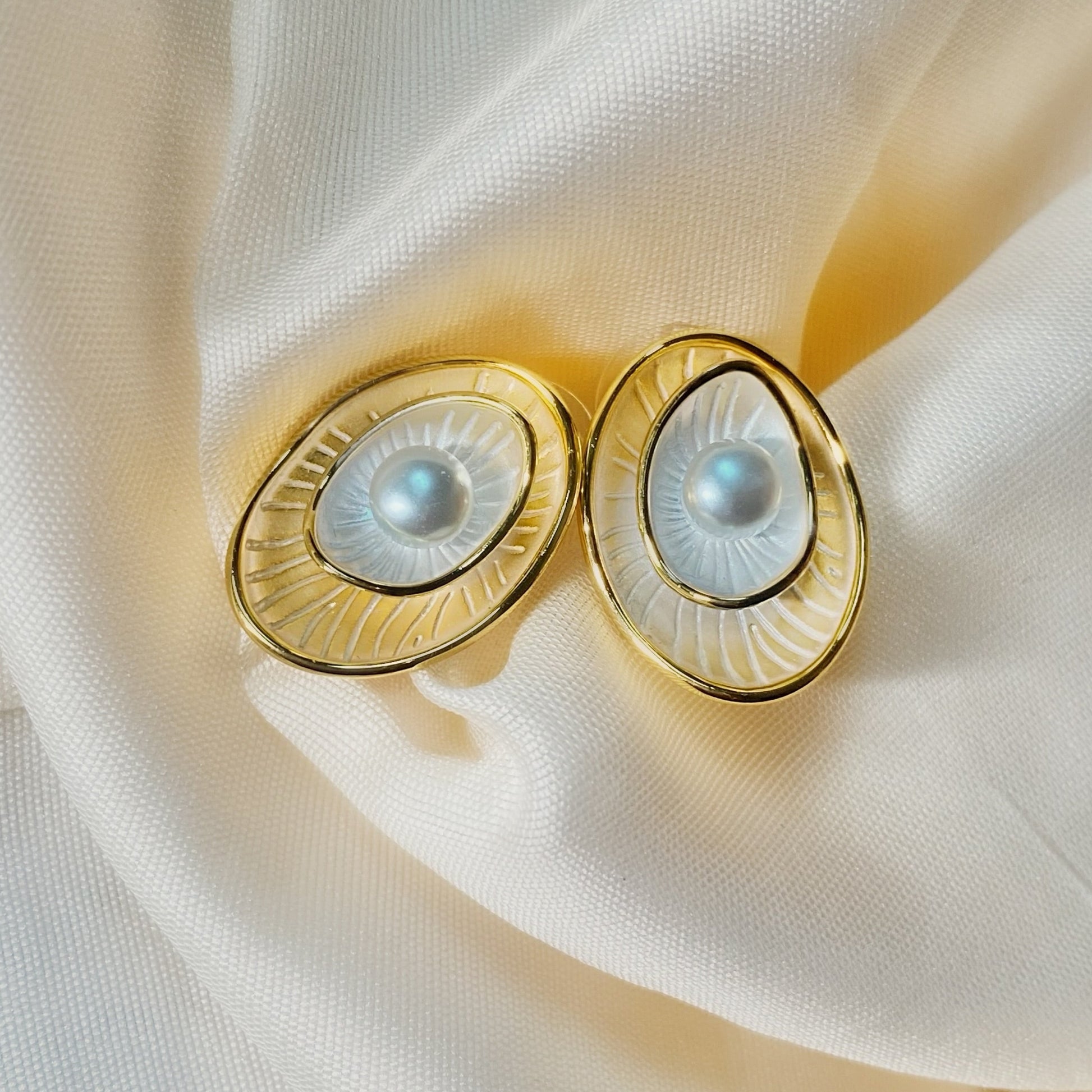 pearl bracelet, charm bracelet, women jewellery, anti tarnish, gold plated, 18k gold plated, jewellery, waterproof, guaranteed jewellery, daily wear, everyday jewellery, minimalist jewels, timeless pearls, timeless jewellery, celestial, luxury, seleny jewells
