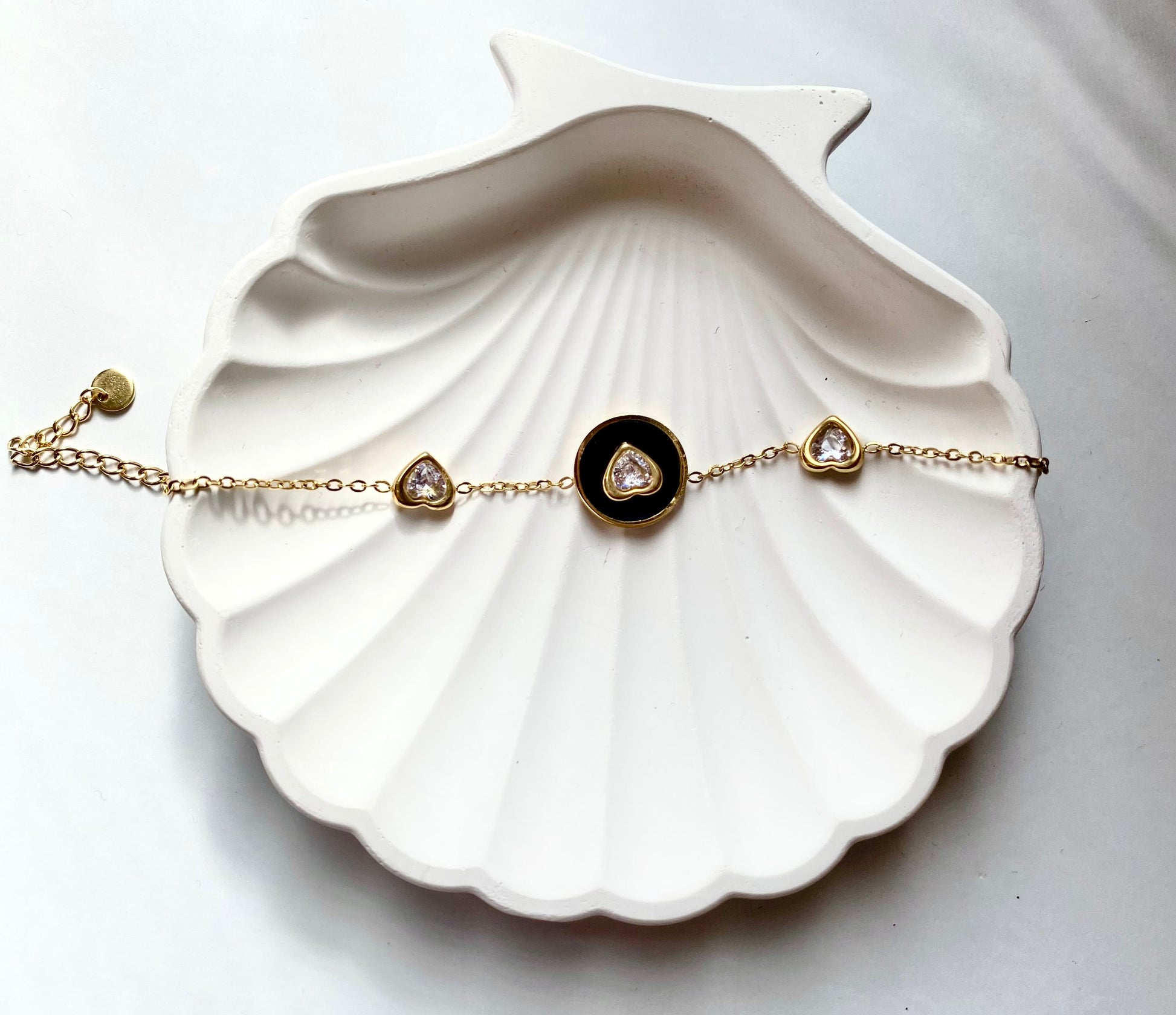 18k gold bracelet, waterproof bracelet, women bracelet, heart bracelet, antitarnish jewellery, affordable jewellery, luxury jewels, hypoallergenic, skin safe jewels, girls jewellery, women jewellery, office wear, statement pieces, casual wear