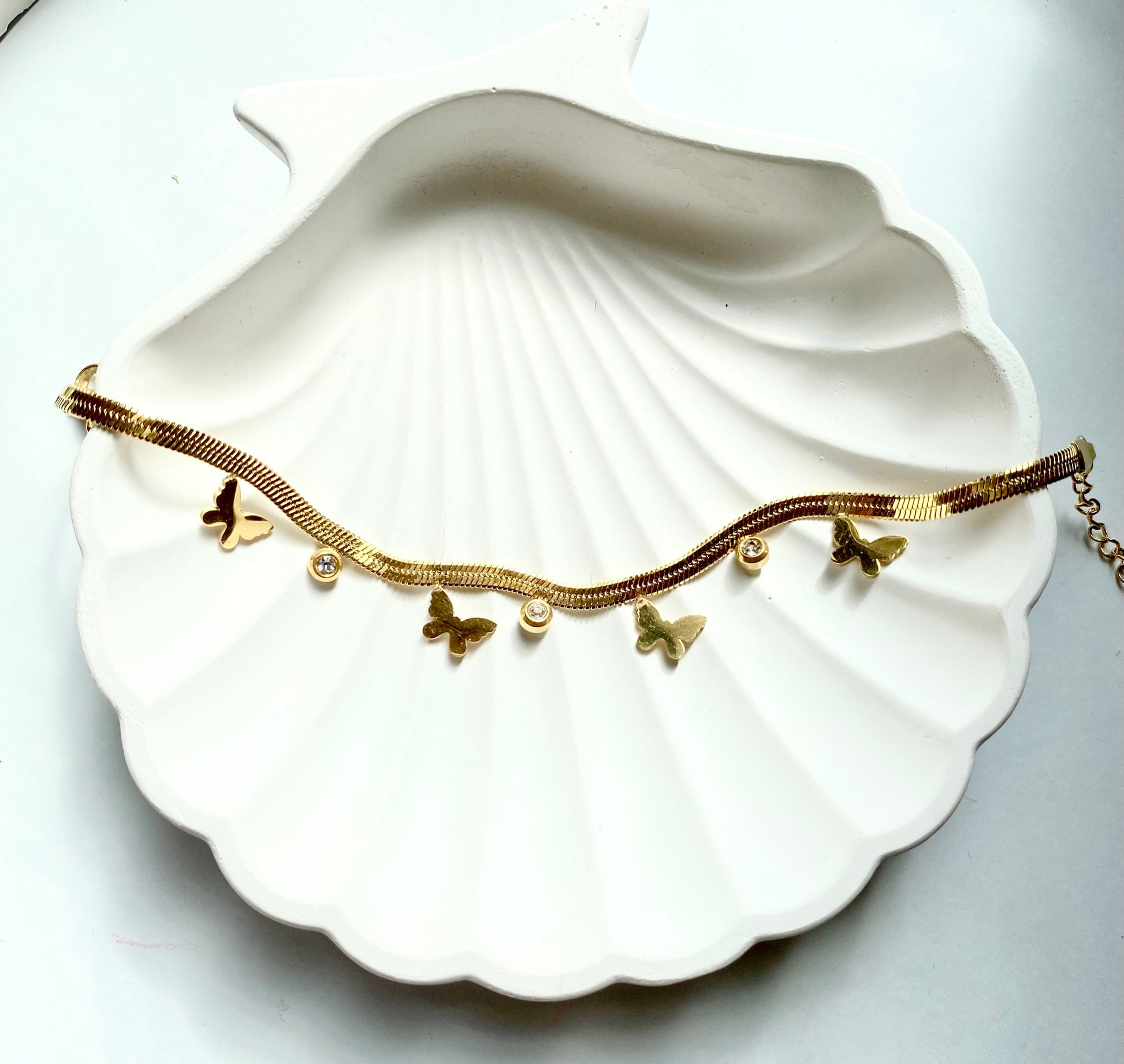 18k gold bracelet, waterproof bracelet, women bracelet, heart bracelet, antitarnish jewellery, affordable jewellery, luxury jewels, hypoallergenic, skin safe jewels, girls jewellery, women jewellery, office wear, statement pieces, casual wear