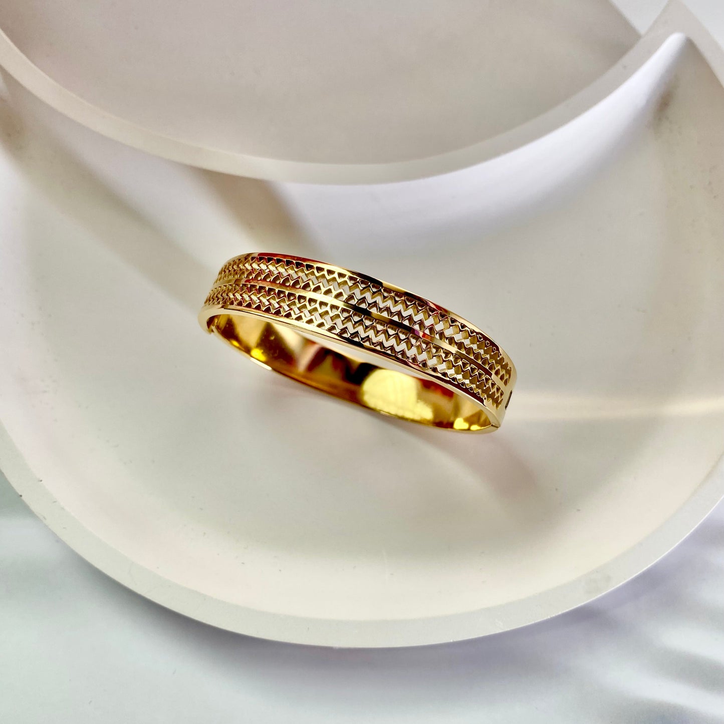 interacted design bangle, anti tarnish bangle. antitarnish bracelet, 18k gold plated bangle, palmonas bangle, waterproof bangle bracelet, women jewellery, daily wear bangle, skin safe jewellery, waterproof jewellery, timeless jewels, trending jewels, party wear, occasional wear golden jewellery, statement jewellery 