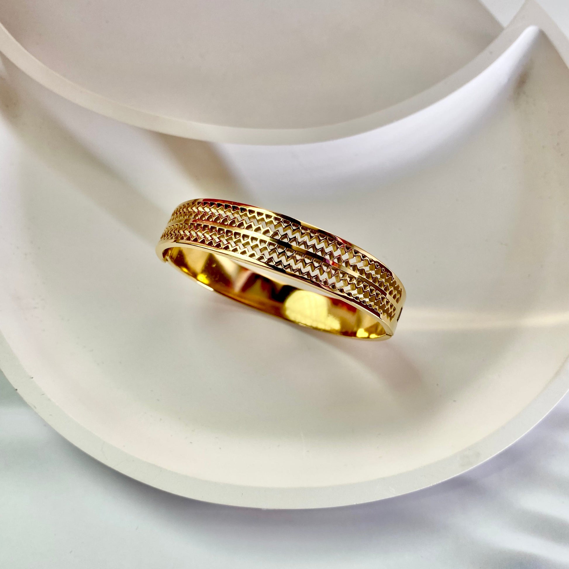 interacted design bangle, anti tarnish bangle. antitarnish bracelet, 18k gold plated bangle, palmonas bangle, waterproof bangle bracelet, women jewellery, daily wear bangle, skin safe jewellery, waterproof jewellery, timeless jewels, trending jewels, party wear, occasional wear golden jewellery, statement jewellery 
