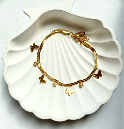 18k gold bracelet, waterproof bracelet, women bracelet, heart bracelet, antitarnish jewellery, affordable jewellery, luxury jewels, hypoallergenic, skin safe jewels, girls jewellery, women jewellery, office wear, statement pieces, casual wear